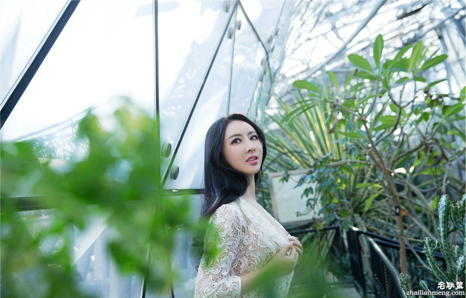 兔女郎木婉晴性感露背写真展成熟风范7