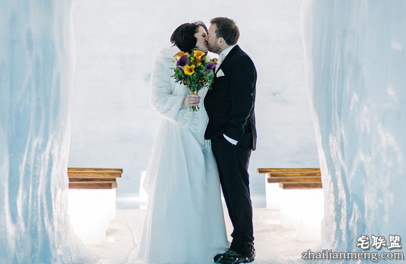 当日，19位宾客在场见证新人在白岩蓝冰间宣誓。一位冰岛民谣歌手，颂唱着新郎祖父写下的歌谣。