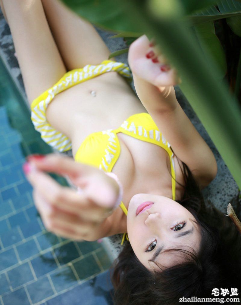 清纯美女许诺比基尼泳池边白皙性感写真3