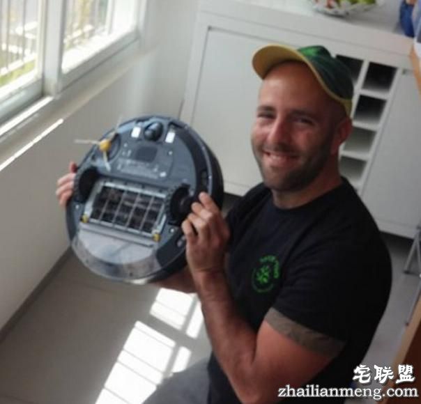 男子准备清洗自己的扫地机器人，没想到拆开一看差点被吓出心脏病