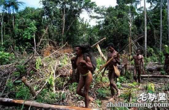 情侣旅游被食人族掳走 女子惨遭食人族轮奸蹂躏