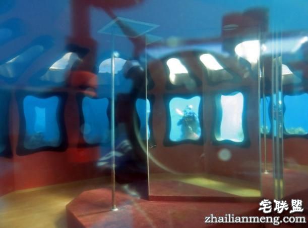 男子潜入海底发现奇怪建筑，凑近一看让他兴奋不已！