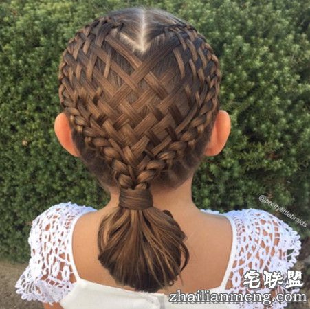 澳洲妈妈为女儿编发，每天不重样走红网络