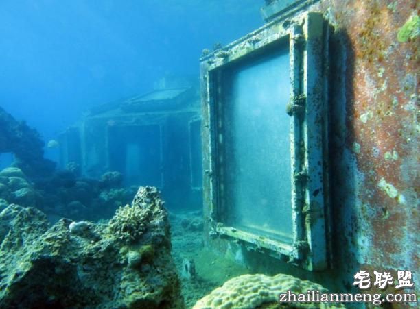 男子潜入海底发现奇怪建筑，凑近一看让他兴奋不已！