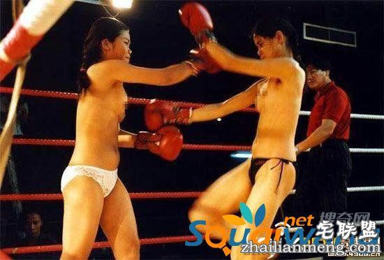泰国地下女子裸体拳击 露出双乳仅穿内裤进行搏斗