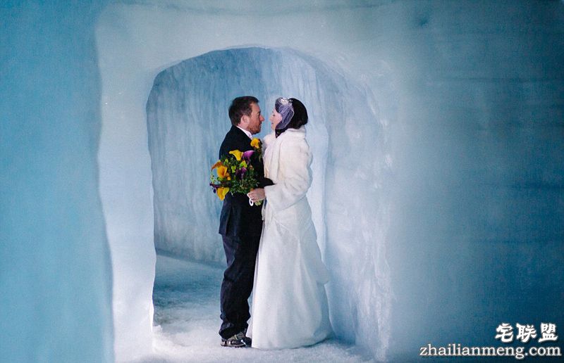 斑斓的花园，或是蔚蓝的海边，通常是浪漫婚礼的首选地点。然而，据英国《每日邮报》3月23日报道，一对英国新人别出心裁，选择在世界上最大的人造冰川洞穴里成就一段冰雪奇缘。
