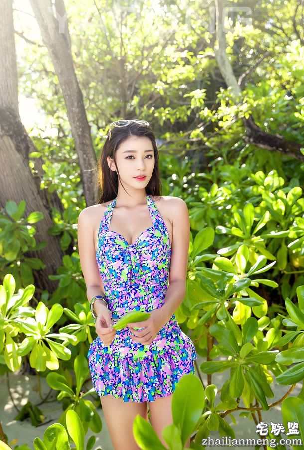 海滩上穿着阳光比基尼的<a href=https://www.zhailm.com/e/tags/?tagname=%E7%BE%8E%E5%A5%B3 target=_blank class=infotextkey>美女</a>们彰显出超赞自信的身材1