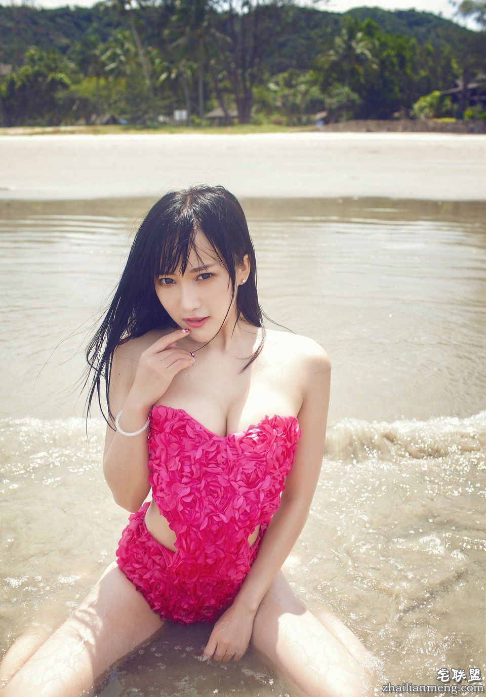 娇艳的玫瑰<a href=https://www.zhailm.com/e/tags/?tagname=%E7%BE%8E%E5%A5%B3 target=_blank class=infotextkey>美女</a>杨上萱沙巴海滩旅拍<a href=https://www.zhailm.com/e/tags/?tagname=%E5%86%99%E7%9C%9F target=_blank class=infotextkey>写真</a>1