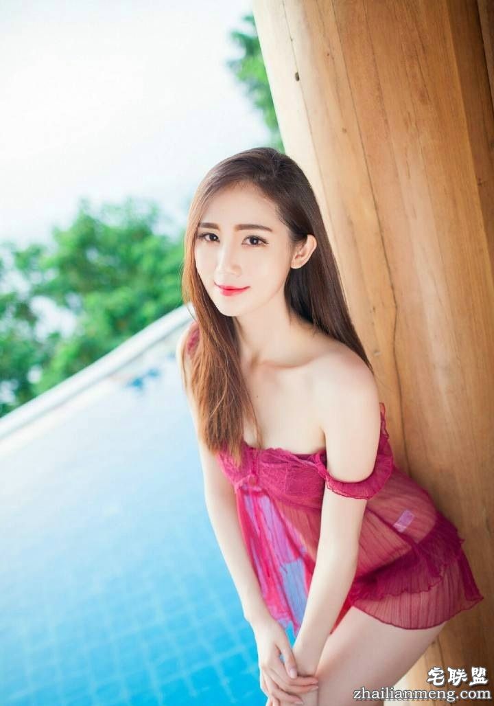 长发美女泳池边的诱人长腿巨乳性感写真7