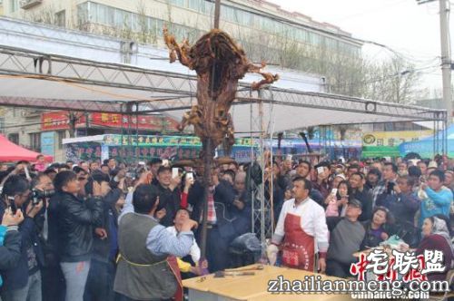 去年杏花节他的烧烤很受当地民众的欢迎，自己也收入不菲。今年杏花节他准备了30头牦牛、1000只羊和10吨鱼。