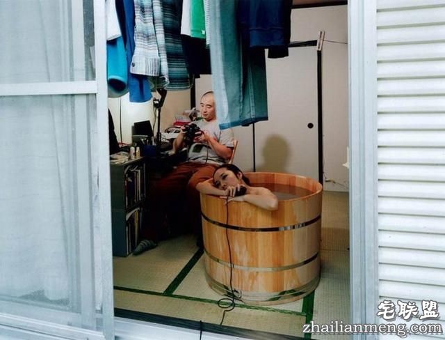 日本女摄影师进百户人家裸体沐浴自拍