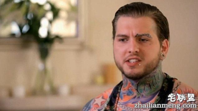 美男子离婚后手臂上前妻纹身变怪物