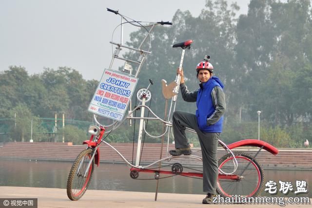 印度男子骑2.5米高自行车上路，警察挡不住他太牛掰啦