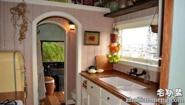 这对情侣买了一辆二手校车回来改造，最后的成果简直让人羡慕无比