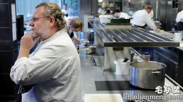 以视屏截图作付款证明，“帅哥”骗吃骗喝，从荷兰骗到比利时