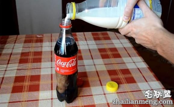 男子实验“将牛奶倒进可乐里”，下一秒的变化让我再也不敢喝可乐