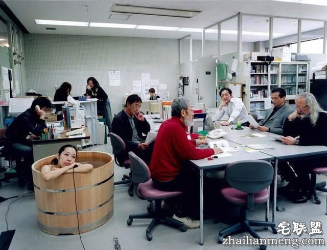 日本女摄影师进百户人家裸体沐浴自拍