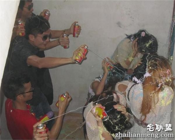 兼职闹伴娘一次500元 生鸡蛋丢进伴娘胸口随意蹂躏