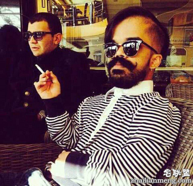 　　伊斯梅尔因患有先天性侏儒症，身高仅有50英寸(约1.3米)，从小受尽旁人的讥笑，甚至有人称呼他为“撒哈拉侏儒”，笑他这辈子注定孤独终老。不甘平凡的伊斯梅尔坚持锻炼，经常出入健身房。随着他瘦小的身板一天天强壮起来，他的自信心也日益增长。