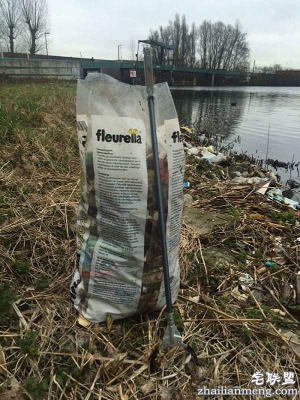 男子每天花30分钟清理河畔垃圾，结局真是让我们想不到啊！