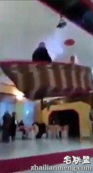 玩脱了！新人结婚坚持坐“飞船”入场，绳索断裂惨遭“沉船”