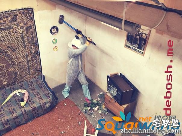 俄罗斯推出发泄服务 房间里东西随意砸