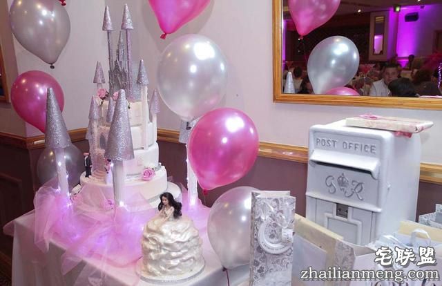 英国新娘奢华婚纱重达127斤