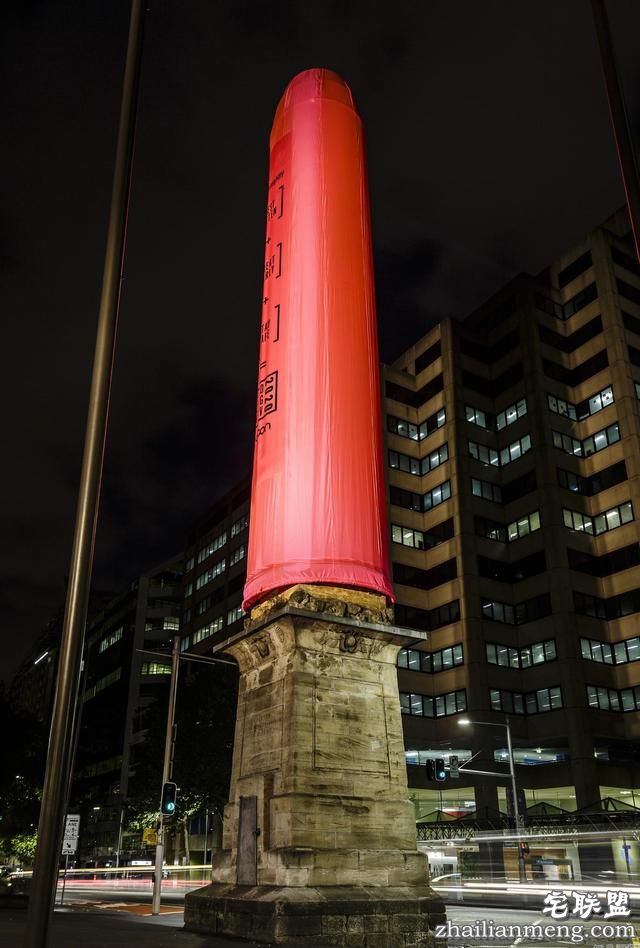 世界最大的避孕套吗？悉尼18米方尖碑戴上巨型特制避孕套