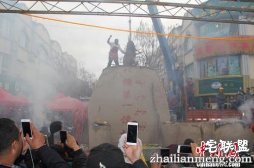 约12时许，在千人的翘首期待中牦牛徐徐出坑。