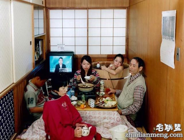 日本女摄影师进百户人家裸体沐浴自拍