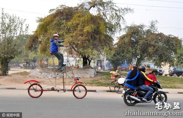 印度男子骑2.5米高自行车上路，警察挡不住他太牛掰啦