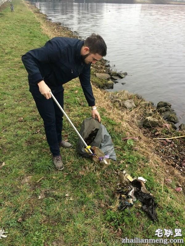男子每天花30分钟清理河畔垃圾，结局真是让我们想不到啊！
