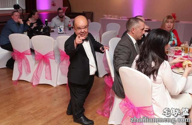 英国新娘奢华婚纱重达127斤