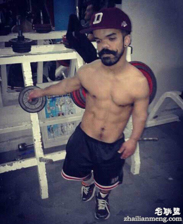 　　据英国《每日邮报》4月6日报道，近日，摩洛哥27岁的侏儒症患者伊斯梅尔(Ismail