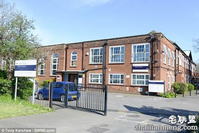英国高中14岁男孩因发型“太潮”被关进小黑屋罚做试卷