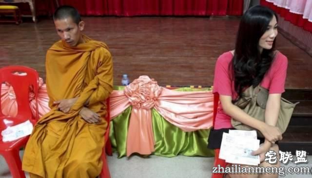 泰国征兵够奇葩，纯靠抽签，红签入伍黑签回家，小哥儿们快疯了