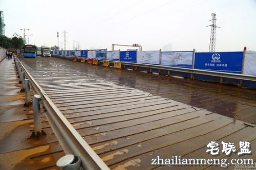 重庆九龙坡一小区外马路现史上&ldquo;最牛&rdquo;减速带，由208根钢筋组成