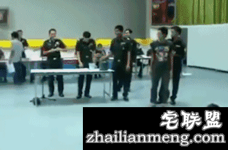 泰国征兵够奇葩，纯靠抽签，红签入伍黑签回家，小哥儿们快疯了