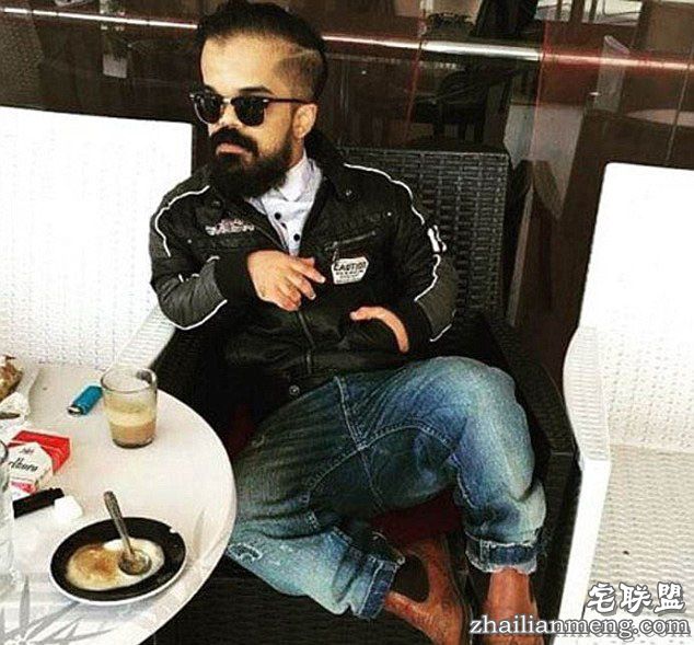 　　最近，伊斯梅尔将自己独具个性的照片晒到网上，不想却因此意外走红网络。照片中，伊斯梅尔留着<a href=https://www.zhailm.com/e/tags/?tagname=%E6%80%A7%E6%84%9F target=_blank class=infotextkey>性感</a>的络腮胡、衣着新潮、身材健硕、肌肉感十足，引无数女粉丝尖叫。