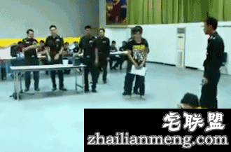泰国征兵够奇葩，纯靠抽签，红签入伍黑签回家，小哥儿们快疯了