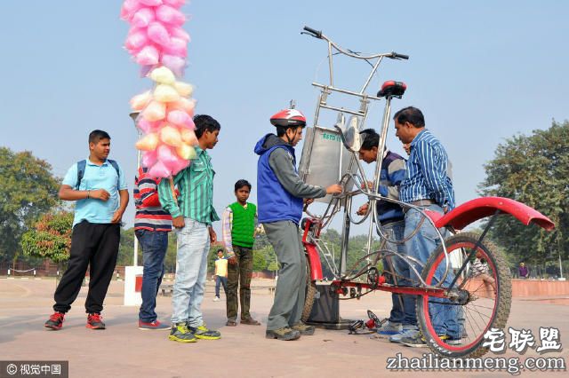 印度男子骑2.5米高自行车上路，警察挡不住他太牛掰啦