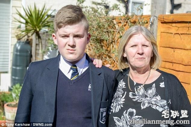 英国高中14岁男孩因发型“太潮”被关进小黑屋罚做试卷