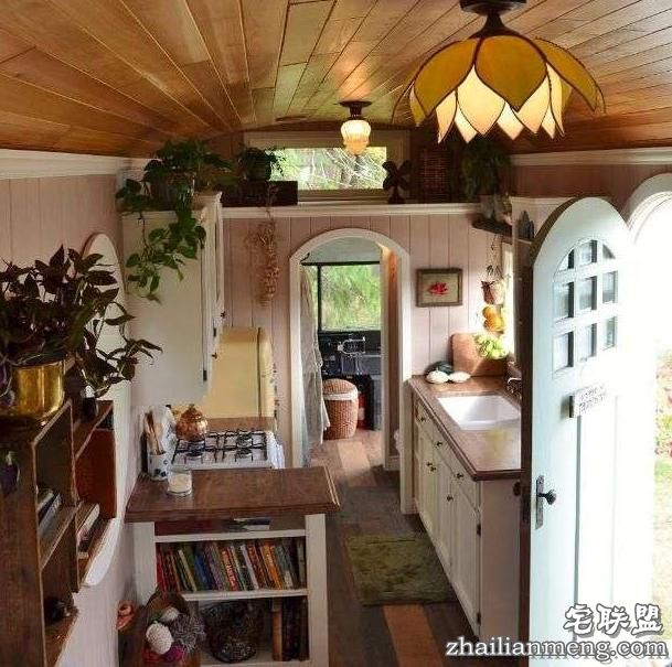 这对情侣买了一辆二手校车回来改造，最后的成果简直让人羡慕无比