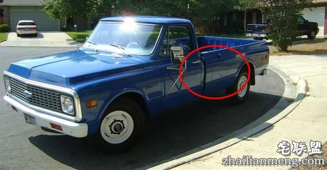 他撬开很久没开的车，结果眼前的一幕令人头皮发麻！