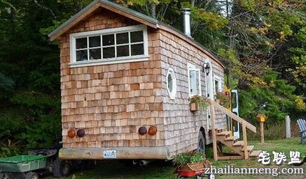 这对情侣买了一辆二手校车回来改造，最后的成果简直让人羡慕无比