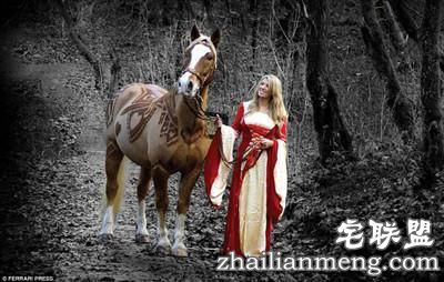 剪马毛也是一门硬技术！英国姑娘靠剪马毛被封为“艺术家”