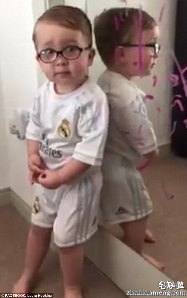 英萌童用口红乱涂被抓包