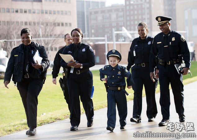酷！美国7岁小正太当了1天警察局长