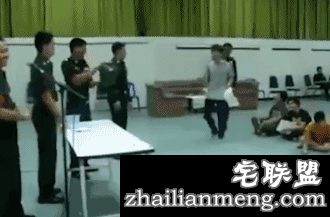 泰国征兵够奇葩，纯靠抽签，红签入伍黑签回家，小哥儿们快疯了