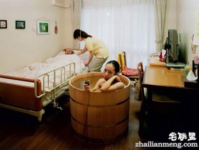 日本女摄影师进百户人家裸体沐浴自拍